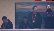 场边细节：邵佳一本来在奋笔疾书记下球员特点，越看越不想记了