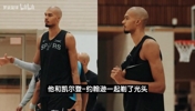 文班变回少林高僧！队友凯尔登陪他一起剃：目标马刺全员光头！！